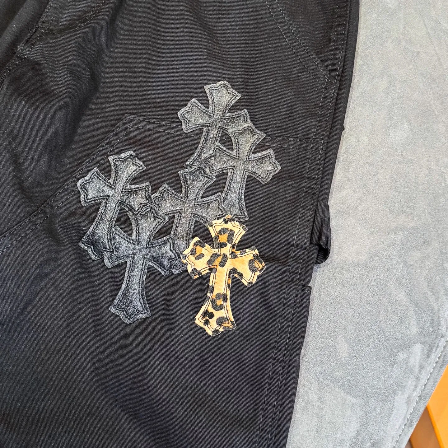 P270 Chrome Hearts Leopard Print Jeans with Black Leather and Wooden Leather Elements Washed Jeans Authentically Restore the Ultimate Vintage Texture Three-Dimensional Fit Loose and Comfortable Not Slimming Appearing Tall and Slim Made by Manufacturers Original Quality Control Same Style for Men and Women Can Be Matched with Couples Versatile Recommendations Must-Have Jeans for All Seasons Fashionistas Have Been Disappointed From the Quality Selection of Fabrics, Cutting of Details, and Matching of Patterns, Everything Is Impeccable! The upper body is so handsome when worn...it can be easily worn by men, women and children! The craftsmanship is made of heavy-duty washed pure cotton denim fabric. After washing, it is soft and thick and looks very stylish when worn. Color: black Size: 28 30 32 34 36